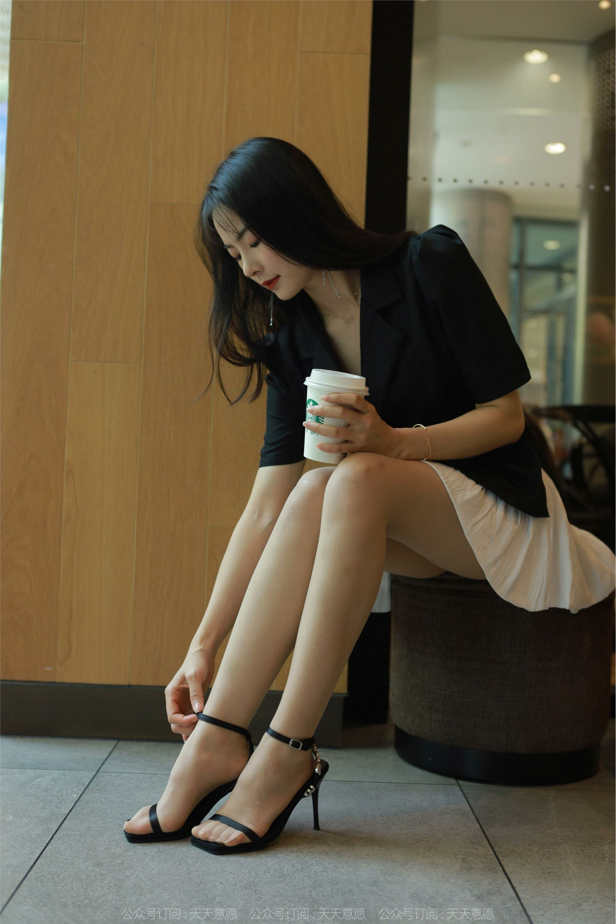 IESS异思趣向  2022.05.06 丝享家 1080：小金《简约黑色凉鞋》